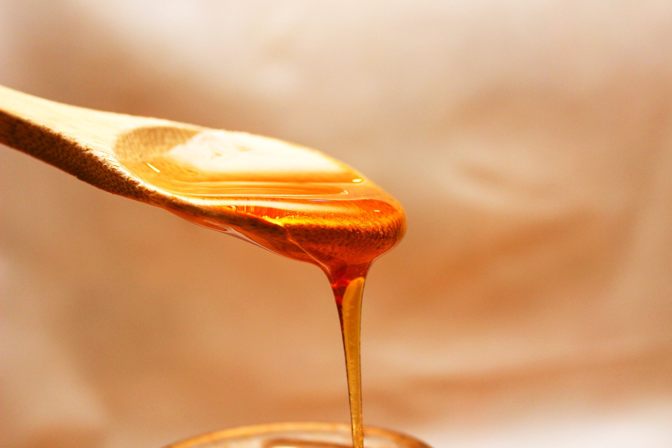 Płynny miód pszczeli – naturalny słodzik z korzyściami zdrowotnymi