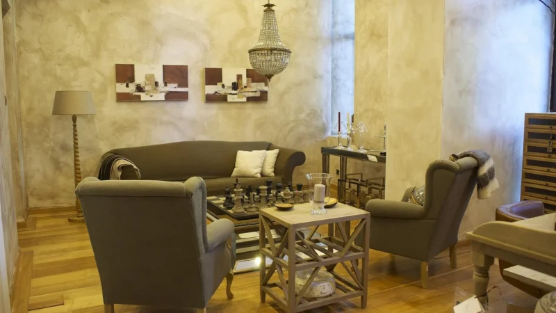 5 stylowych mebli do salonu: Fotel muszelka zielony i inne modne propozycje
