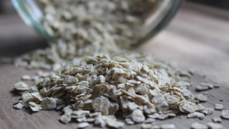 Kulinarne przepisy: zdrowy baton musli z czekoladą i bananem.